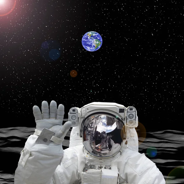 Astronotun arkasında Dünya var. Ay'daki astronot. Elementler 