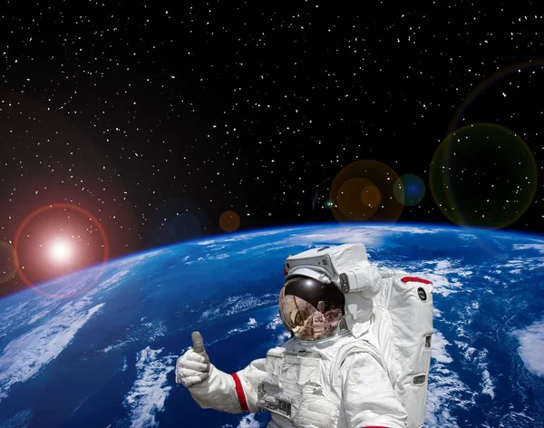 Astronaut och jord i bakgrunden. Elementen i den här bilden — Stockfoto