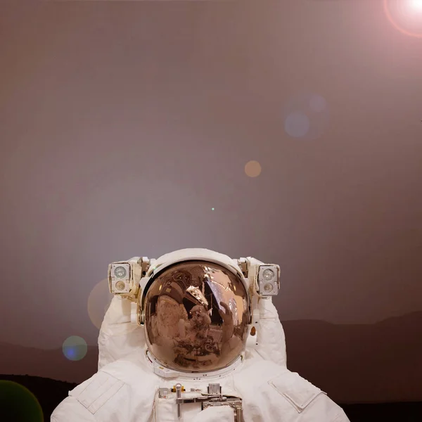 Astronauta posando em Marte durante o nascer do sol escuro. Os elementos — Fotografia de Stock