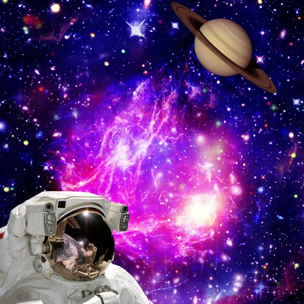 Astronauta mirando al planeta contra el espacio. Los elementos de t —  Fotos de Stock