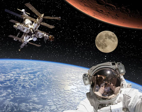 Astronauta, Marte e Lua. Os elementos desta imagem mobilado b — Fotografia de Stock
