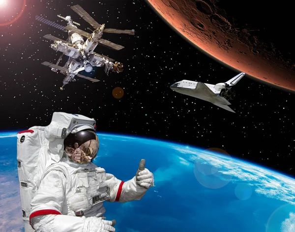 宇航员对飞往火星表示竖起大拇指。空间统计 — 图库照片
