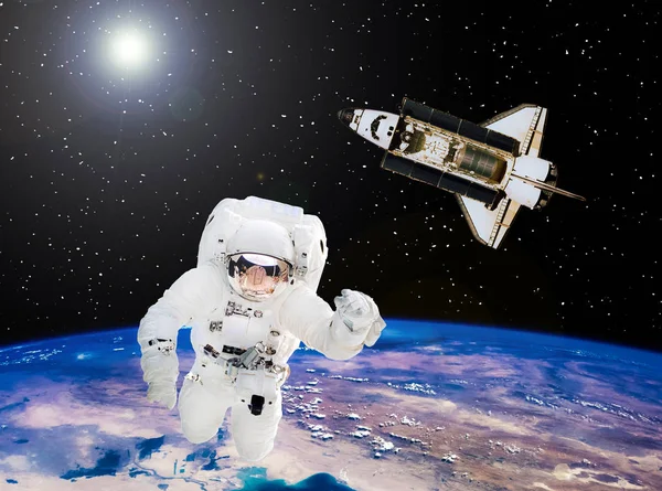 Űrsikló folyik küldetésre. Űrhajós a világűrben. — Stock Fotó