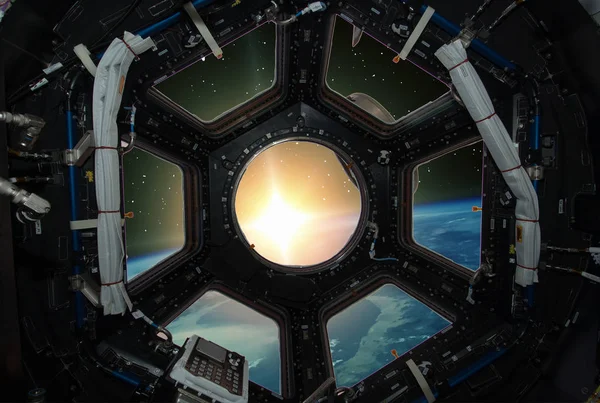 Lenyűgöző napfelkeltét a földön. Űrhajó ablak megtekintéséhez. Elemei — Stock Fotó
