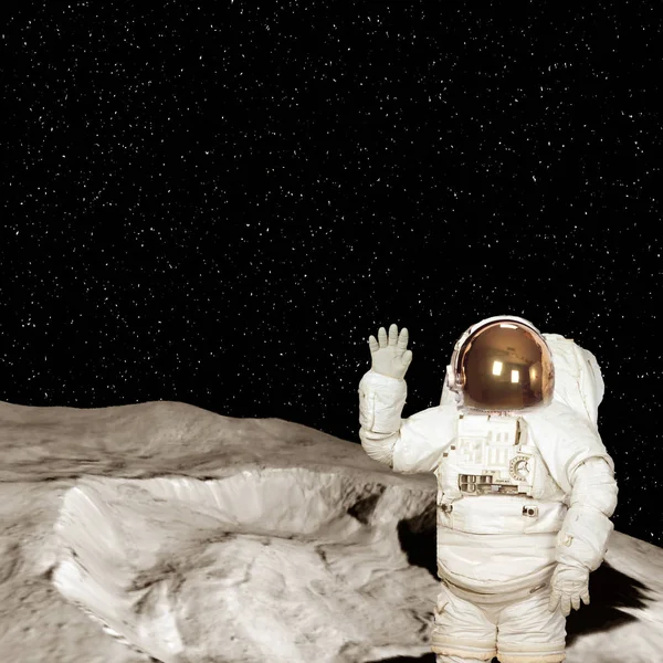 Astronaute posant sur l'étrange planète extrasolaire. Les éléments — Photo