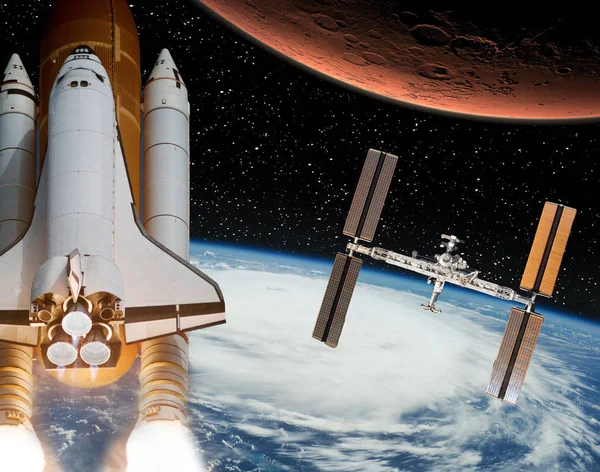Rakéta legyek a földről a Marsra. Űrállomás a távolban. — Stock Fotó