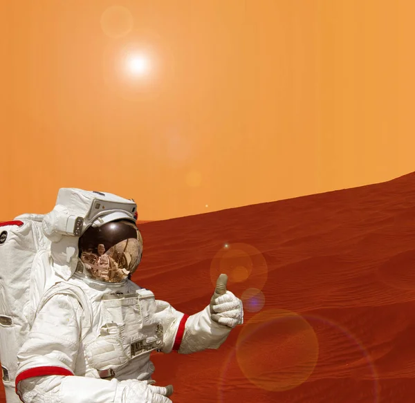 Astronauta caminando en el planeta Marte. Marte viajando. Los elementos —  Fotos de Stock