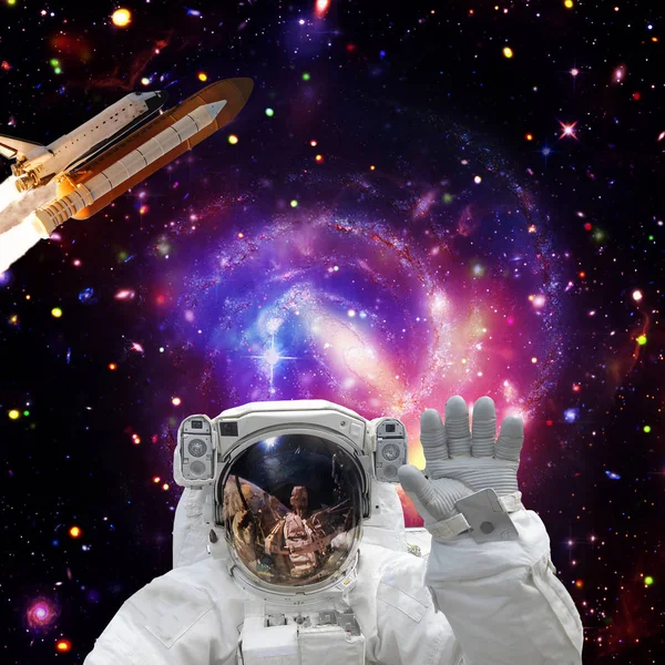 Astronaut posing. Rocket on the backdrop. The elements of this i — Stock Photo, Image