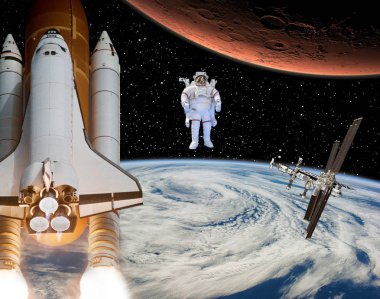 Roket dünyadan Mars'a uçuyor. Uzakta ki astronot. Bu, 