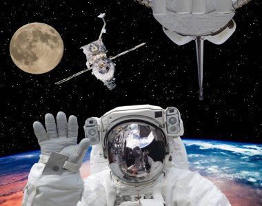 Uzaydaki astronot, arka planda ay ve uzay gemileri. T