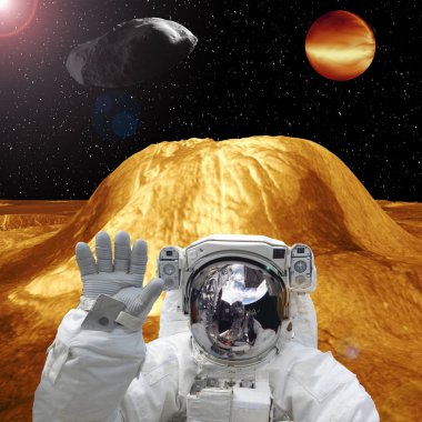 Astronot asteroit ve yabancı gezegene karşı poz. Elementler