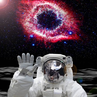 Uzaylı gezegeninde astronot. Arkasında güzel bir manzara. Eleme