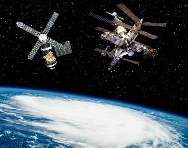 Dünyanın üzerinde iki uzay istasyonu. Bu görüntünün elemanları f