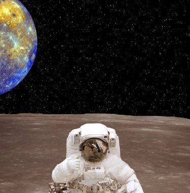 Güneş dışı gezegendeki astronot. T üzerinde garip taşlı manzara