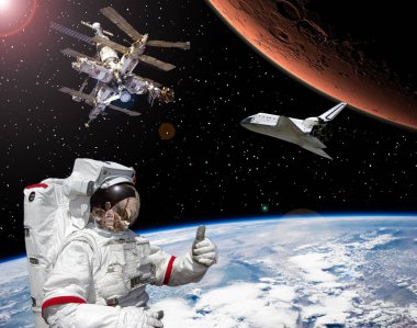 Astronot Mars'a uçma konusunda başparmak-up gösterir. Uzay statio
