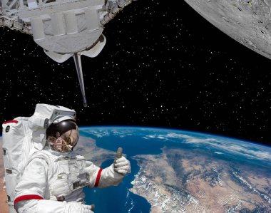 Astronot thumbs-up verir, dünya ve gezegen mo gibi kraterler ile