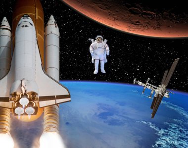 Roket dünyadan Mars'a uçuyor. Uzakta ki astronot. Bu, 