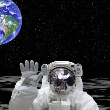 Astronotun arkasında Dünya var. Ay'daki astronot. Elementler 