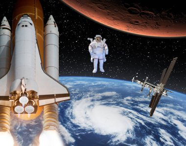 Roket dünyadan Mars'a uçuyor. Uzakta ki astronot. Bu, 