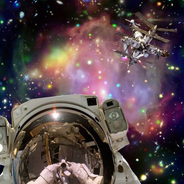 Astronot ve uzay istasyonu. Uzayın harika manzarası. Elemen
