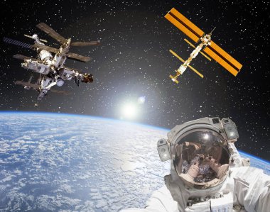 Astronot, uzay gemileri ve arka planda gün doğumu. Elementler 