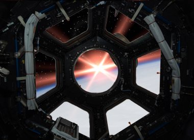 Uzaydan güzel gün doğumu. Uzay aracından bakın. Elemanları 