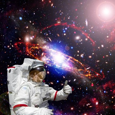 Astronot dış uzay, galaksiler ve yıldız karşı thumbs-up verir