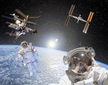 Astronot, uzay istasyonları ve arka planda gün doğumu. Eleme