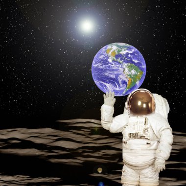 Ay'daki astronot. Arka planda mavi büyüleyici toprak.