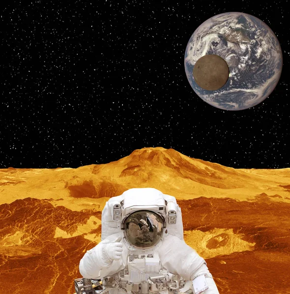 Astronauta na superfície do planeta. Os elementos desta imagem furn — Fotografia de Stock