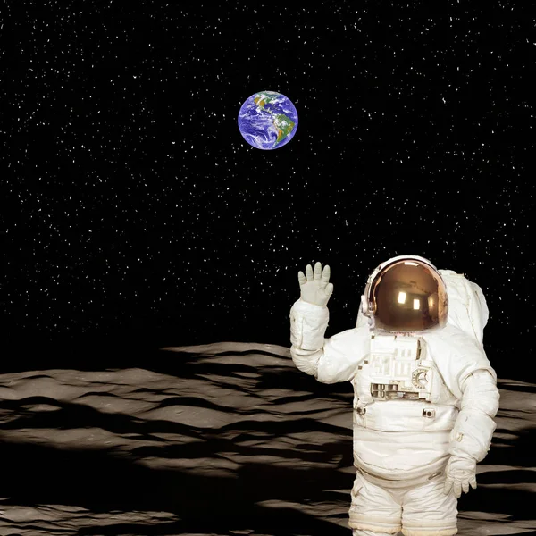 Ay'daki astronot. Arka planda mavi büyüleyici toprak.