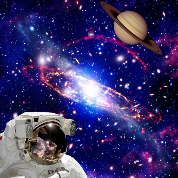 宇航员看着地球对太空。t 的元素 — 图库照片