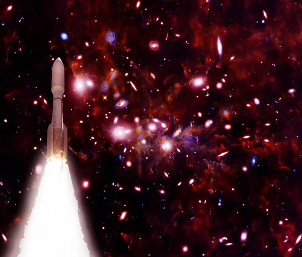 Ιπτάμενοι πύραυλοι και γαλαξίας, στο διάστημα. Τα στοιχεία αυτού του imag — Φωτογραφία Αρχείου