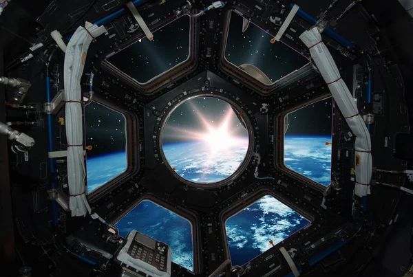 Fascinating sunrise on earth. Spaceship window view. Elements of — Stock Photo, Image