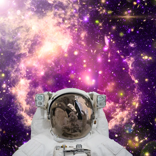 Närbild av astronaut. Galaxen på bakgrunden. De delar av — Stockfoto