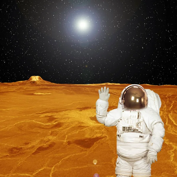 宇航员在奇怪的太阳系外行星上摆姿势。元素 — 图库照片