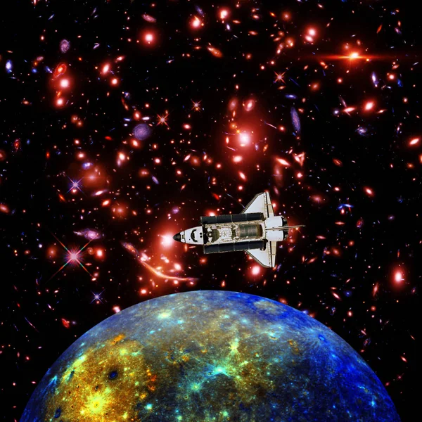 Transport wahadłowy leci nad planetą Mercury. Elementy tej IMA — Zdjęcie stockowe