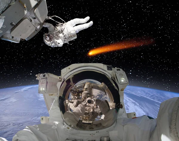 Astronauter och komet. Elementen i denna bild möblerad av na — Stockfoto