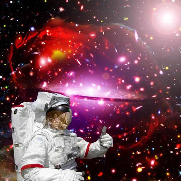 Astronauta da pulgares hacia arriba contra el espacio exterior, galaxias y estrellas —  Fotos de Stock