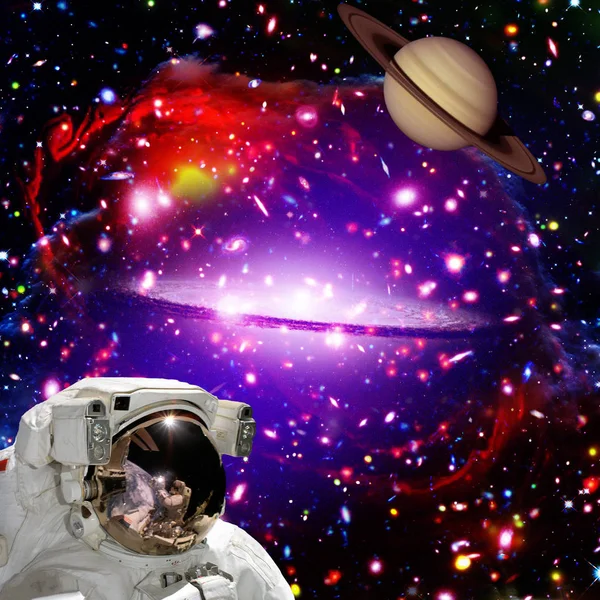 Astronauta mirando al planeta contra el espacio. Los elementos de t —  Fotos de Stock