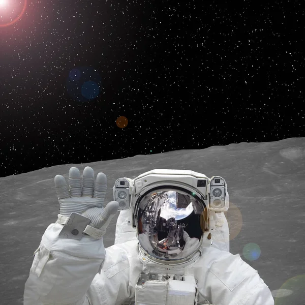 Astronauta na lua. Elementos desta imagem fornecidos pela NASA — Fotografia de Stock