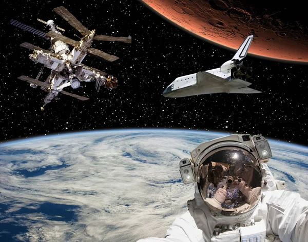 宇航员，火星和航天飞机。这张图片的元素 — 图库照片