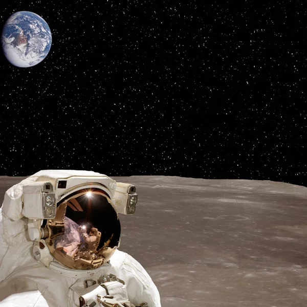 Astronauta na Księżycu i planecie ziemi na tle. El — Zdjęcie stockowe
