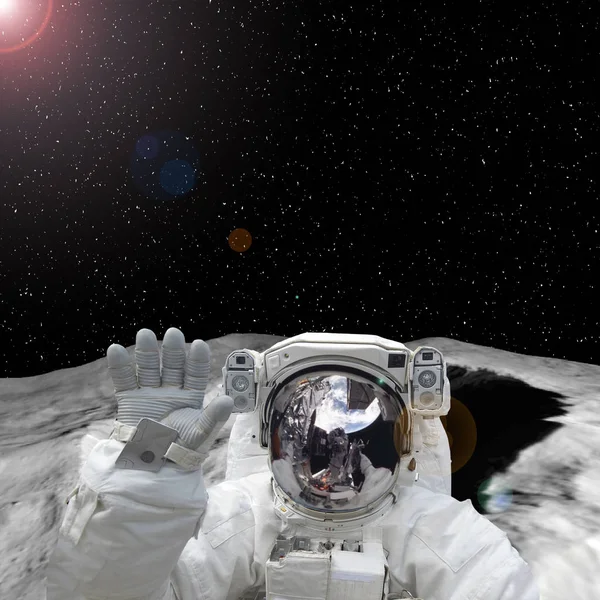 Astronauta na Księżycu. Elementy tego obrazu dostarczone przez NASA — Zdjęcie stockowe
