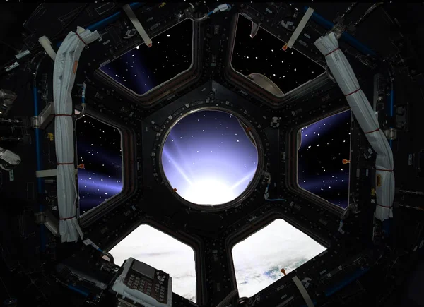 Terre en fenêtre du vaisseau spatial. Éléments de cette image meublés b — Photo