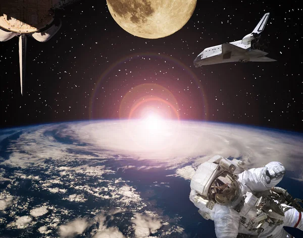 Astronauter, rymdskepp och månen. Soluppgång i bakgrunden. The ele — Stockfoto