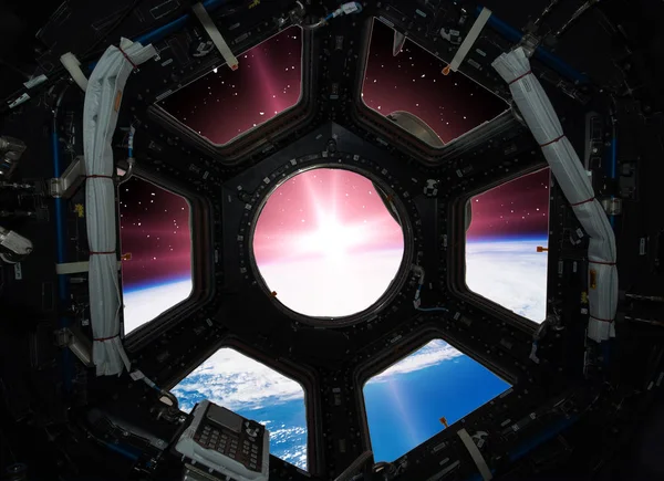 Belo nascer do sol do espaço. Vista da nave espacial. Elementos de — Fotografia de Stock