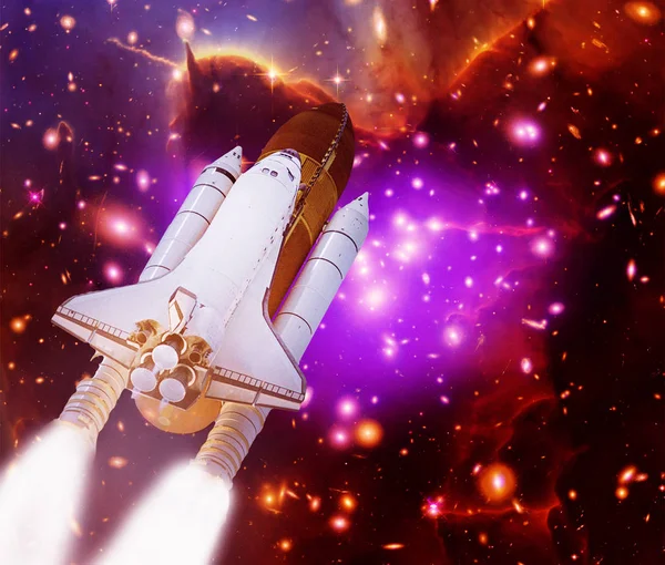 Stor raket (Shuttle) lyft iväg till stjärnor och galaxer. Elementet — Stockfoto
