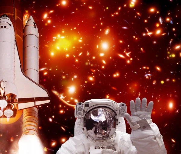 Stor raket (Shuttle), vinka astronaut och galax på backdro — Stockfoto