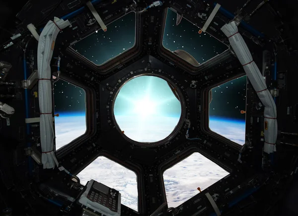 Terra em janela de nave espacial. Elementos desta imagem mobilados b — Fotografia de Stock